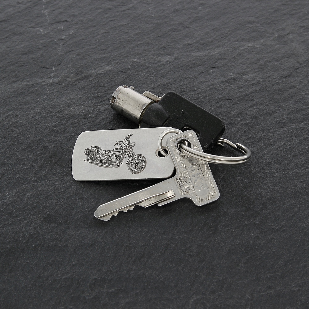 Silberner großer alter Schlüssel mit Schlüsselanhänger Stock-Foto